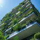 Un grand bâtiment avec des plantes grimpantes sur sa façade, illustrant une approche durable en gestion de projet.