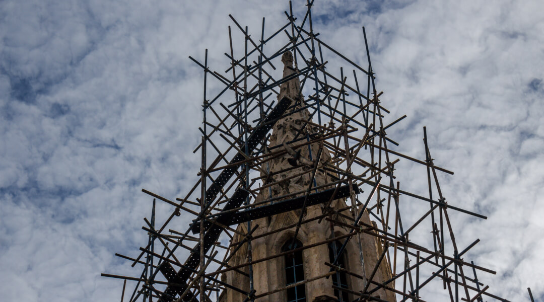 Travaux de construction à Saint-Hubert avec échafaudage pour rénovation de bâtiment
