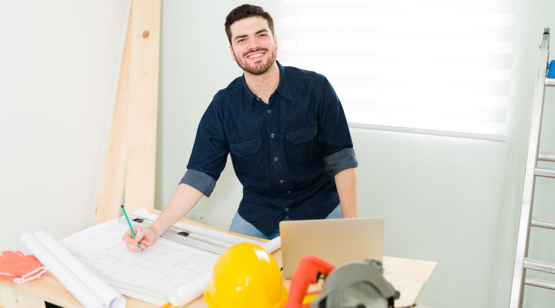Entrepreneur général en construction analysant des plans pour un projet résidentiel